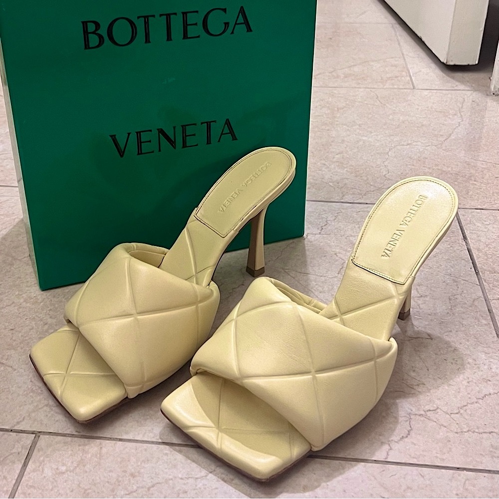 BOTTEGA VENETA NWT Nappa Quilted Lido Mule in moon beam size 39